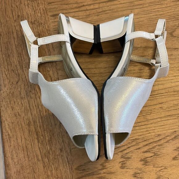 SOFT STYLE.  WHITE SPARKLE SANDALS.  NEW. - Picture 4 of 11